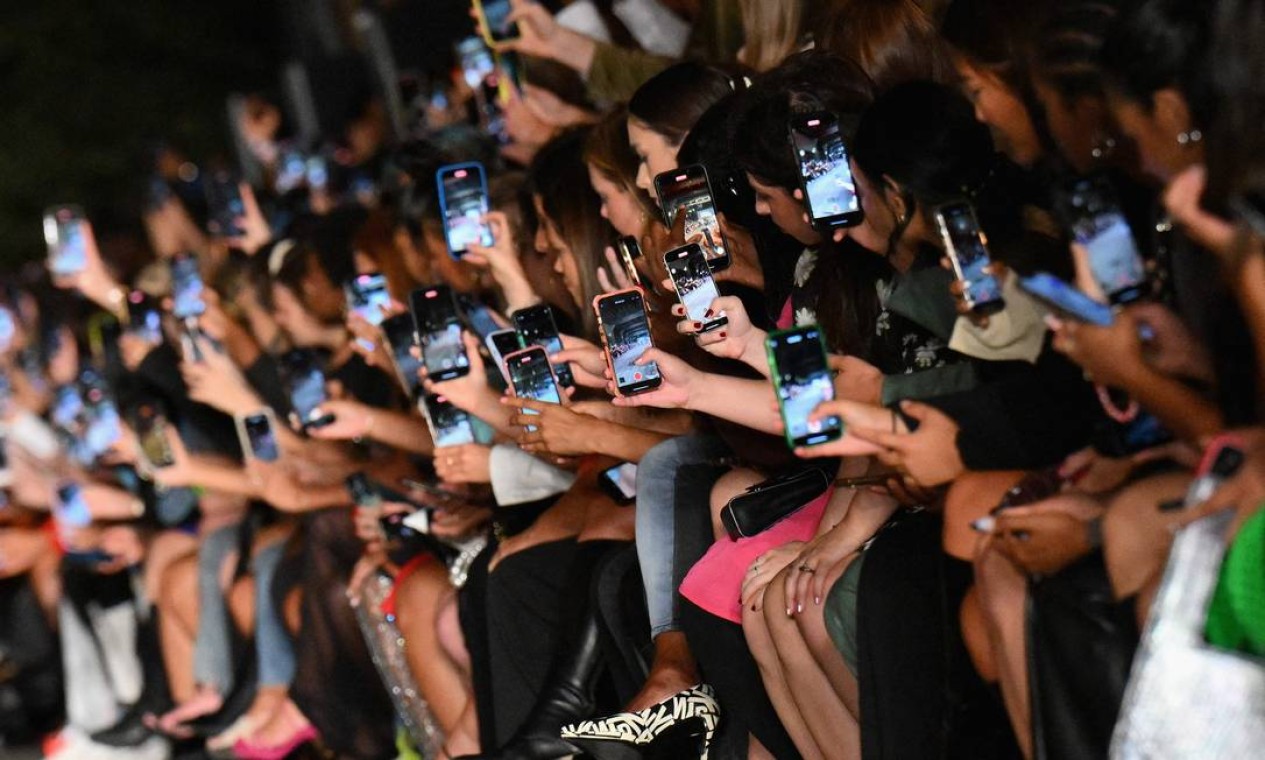 Convidados seguram seus smartphones para gravar o desfile Boohoo by Kourtney Kardashian durante a New York Fashion Week Foto: ANGELA WEISS / AFP