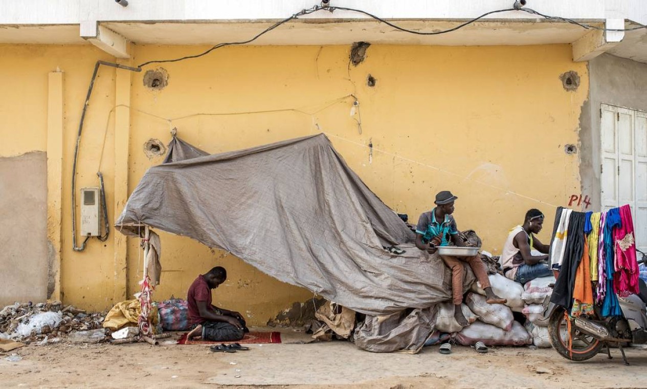 Muçulmano realiza suas orações em uma tenda improvisada durante a peregrinação muçulmana anual do Grande Magal de Mourides em Touba, Senegal Foto: MUHAMADOU BITTAYE / AFP