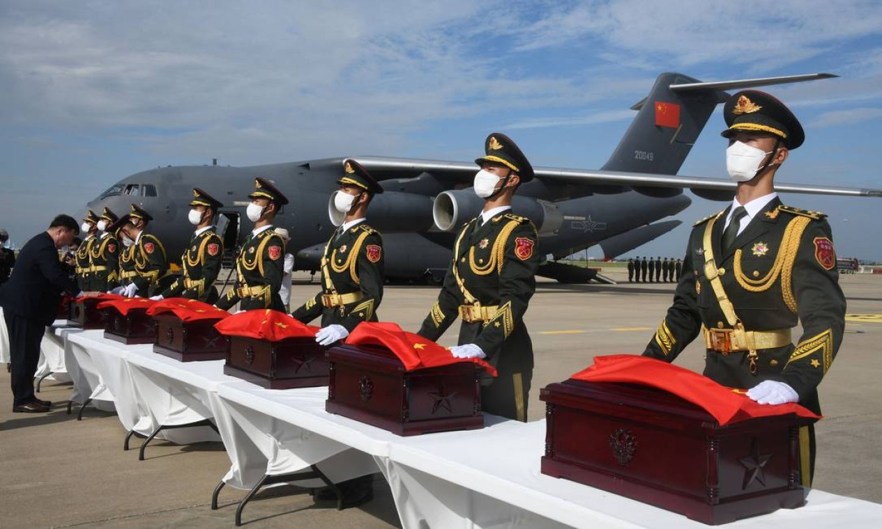 Soldados chineses carregam caixões contendo os restos mortais de soldados chineses durante a cerimônia de entrega no Aeroporto Internacional de Incheon, em Incheon Foto: SONG KYUNG-SEOK / AFP