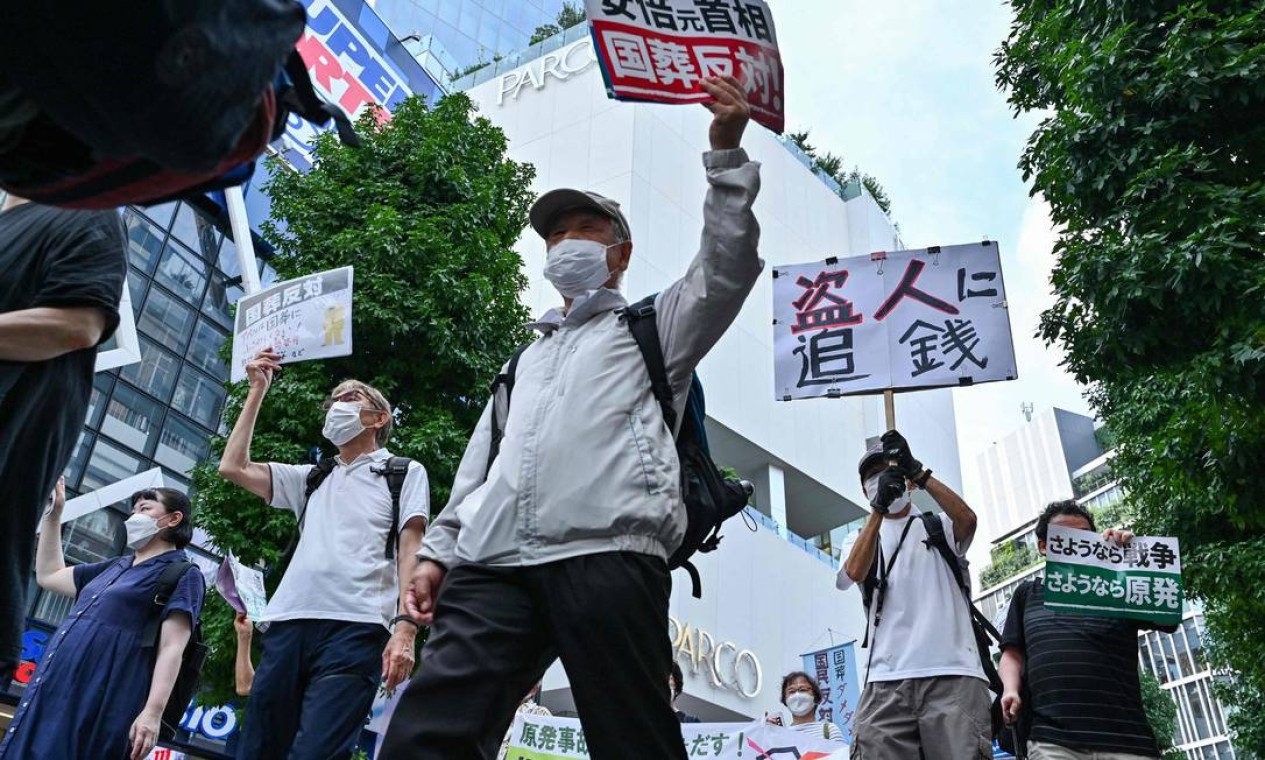 Pessoas protestam em Tóquio contra o financiamento do governo japonês para o funeral do falecido primeiro-ministro Shinzo Abe. Foto: RICHARD A. BROOKS / AFP