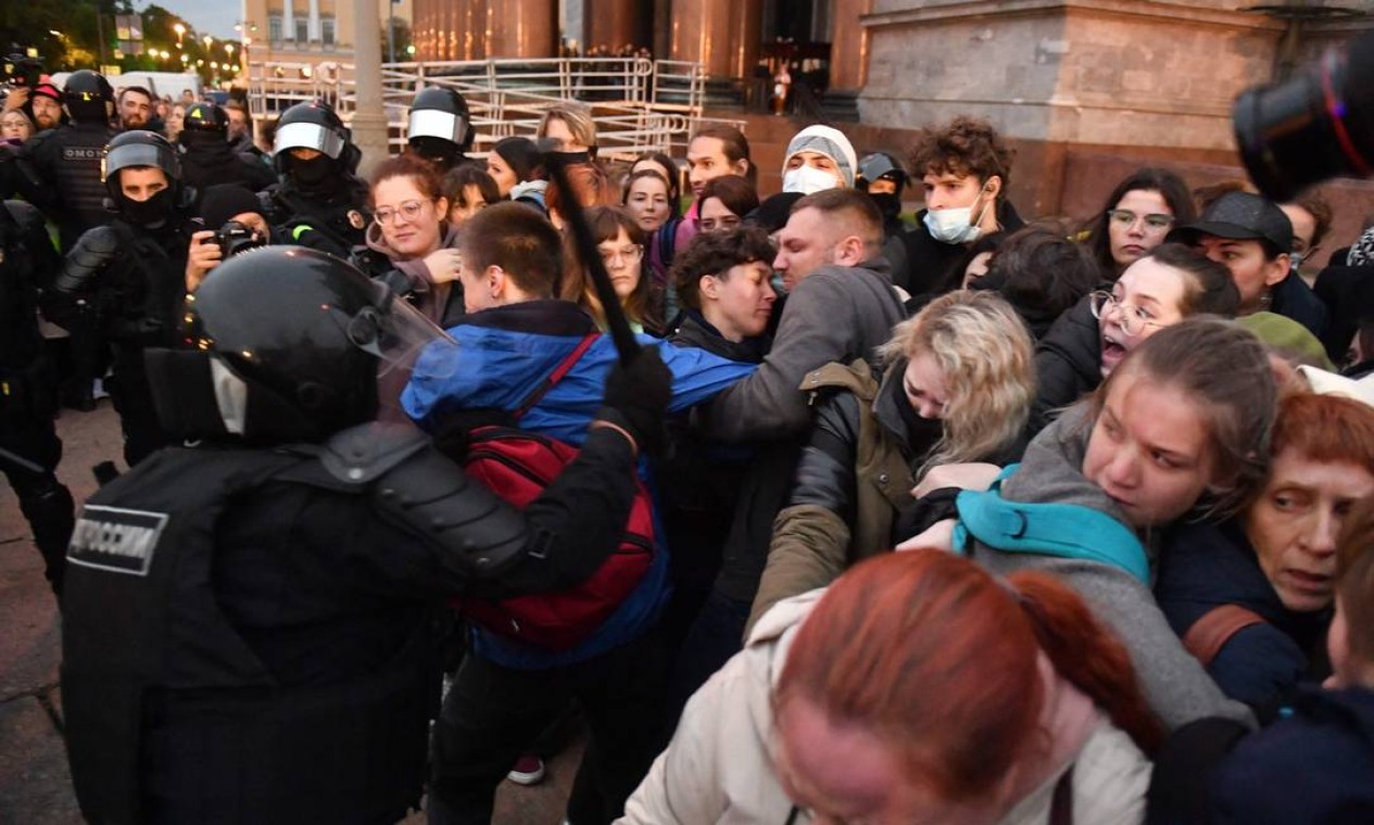 Policiais detêm manifestantes em São Petersburgo durante protesto contra a mobilização parcial anunciada pelo presidente Vladimir Putin. Foto: OLGA MALTSEVA / AFP