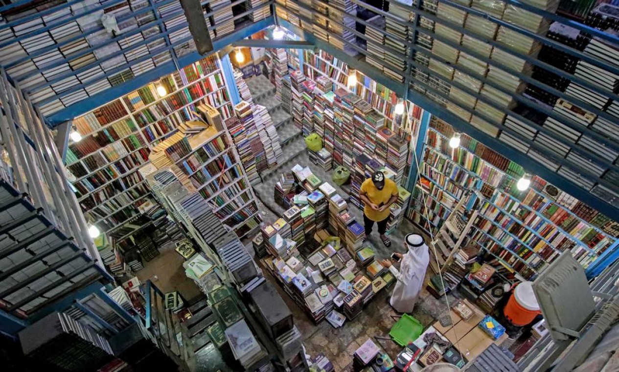 Iraquianos visitam o mercado de livros de al-Huaish, na cidade central de Najaf. Foto: ALI NAJAFI / AFP