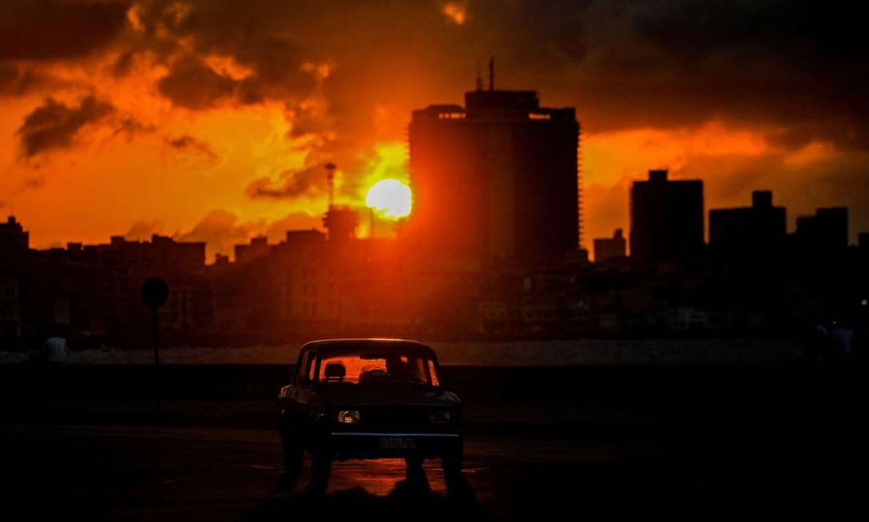 Pôr do sol em Havana, Cuba Foto: YAMIL LAGE / AFP