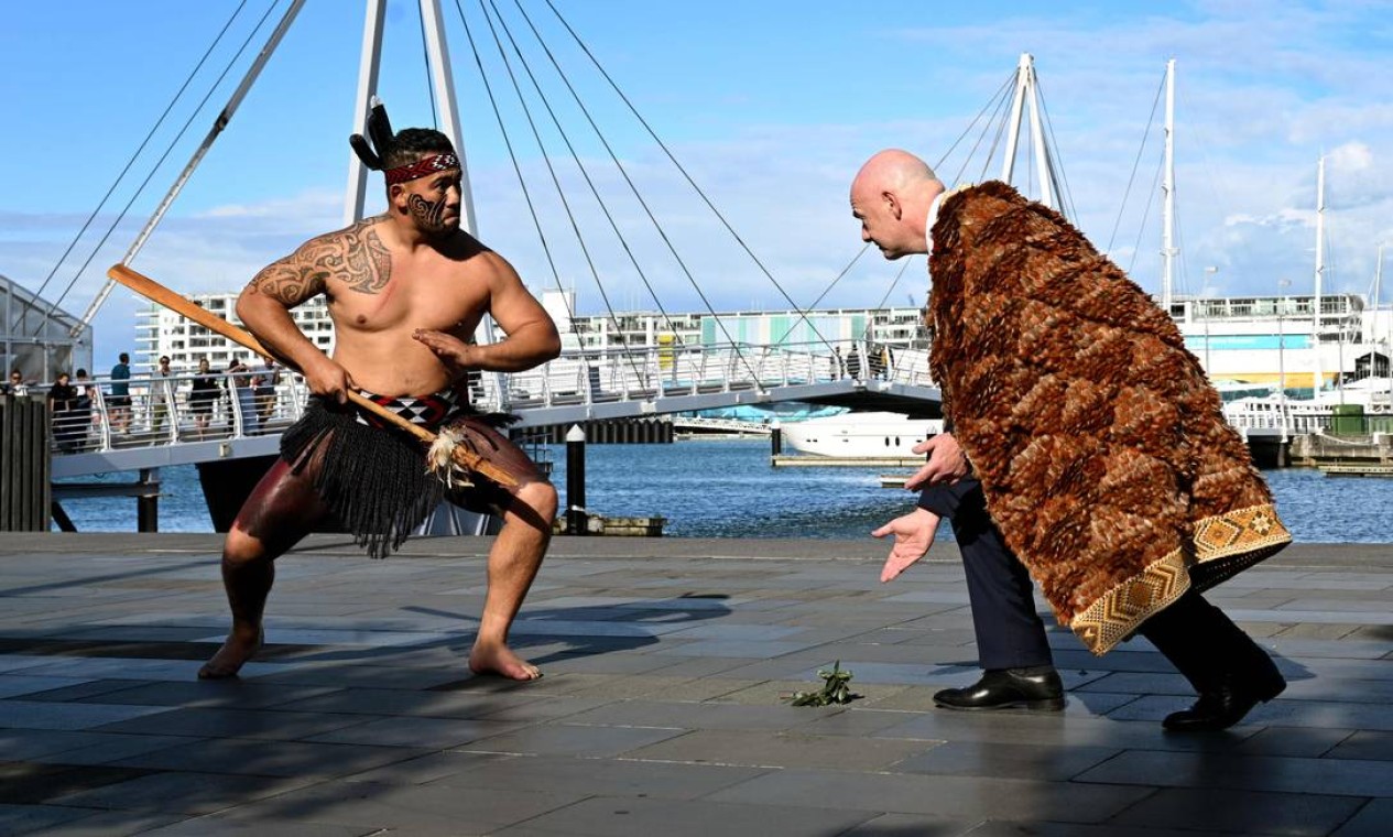 Presidente da Fifa, Gianni Infantino é recepcionado por guerreiro Maori, em Auckland, Nova Zelândia, antes da cerimônia de sorteio da Copa do Mundo Feminina da FIFA 2023 da Austrália e Nova Zelândia, em Auckland Foto: WILLIAM WEST / AFP