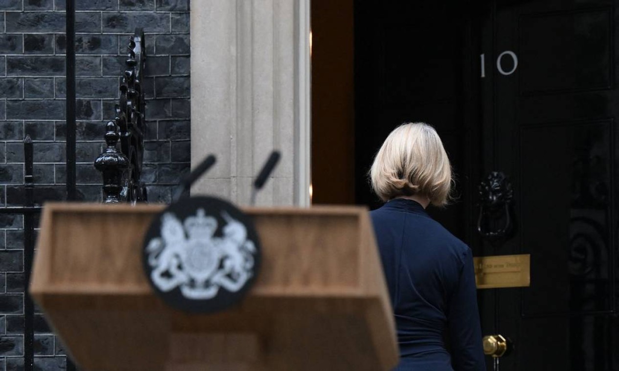 A primeira-ministra britânica Liz Truss anunciou sua renúncia após apenas seis semanas no cargo Foto: DANIEL LEAL / AFP