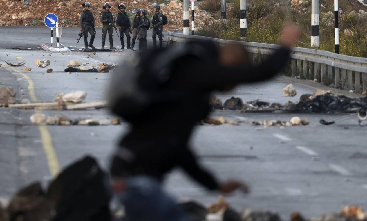 Soldados israelenses mantêm confrontos com palestinos na entrada norte da cidade de Ramallah, perto do assentamento israelense de Beit El Foto: ABBAS MOMANI / AFP