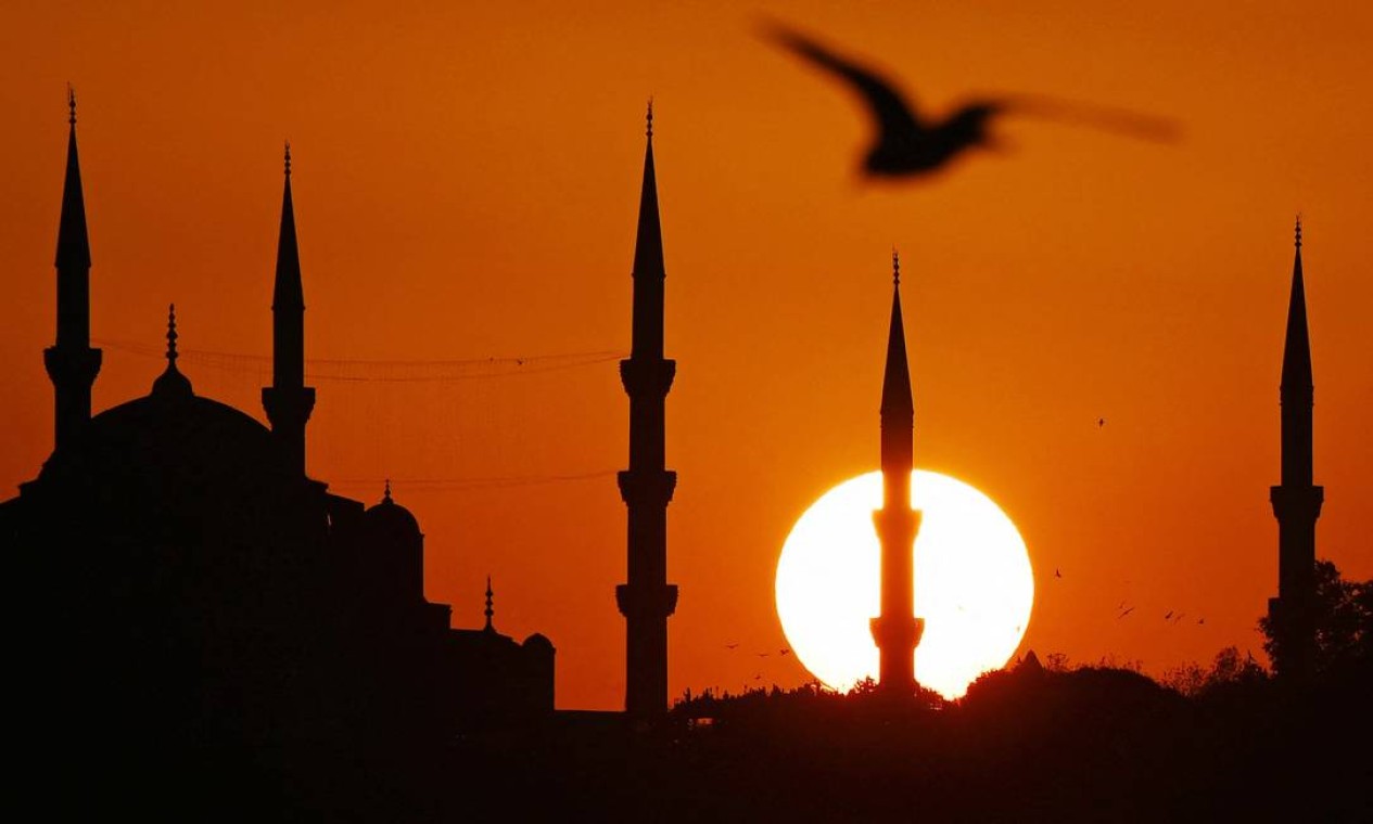 Pôr do sol em Istambul, Turquia Foto: OZAN KOSE / AFP