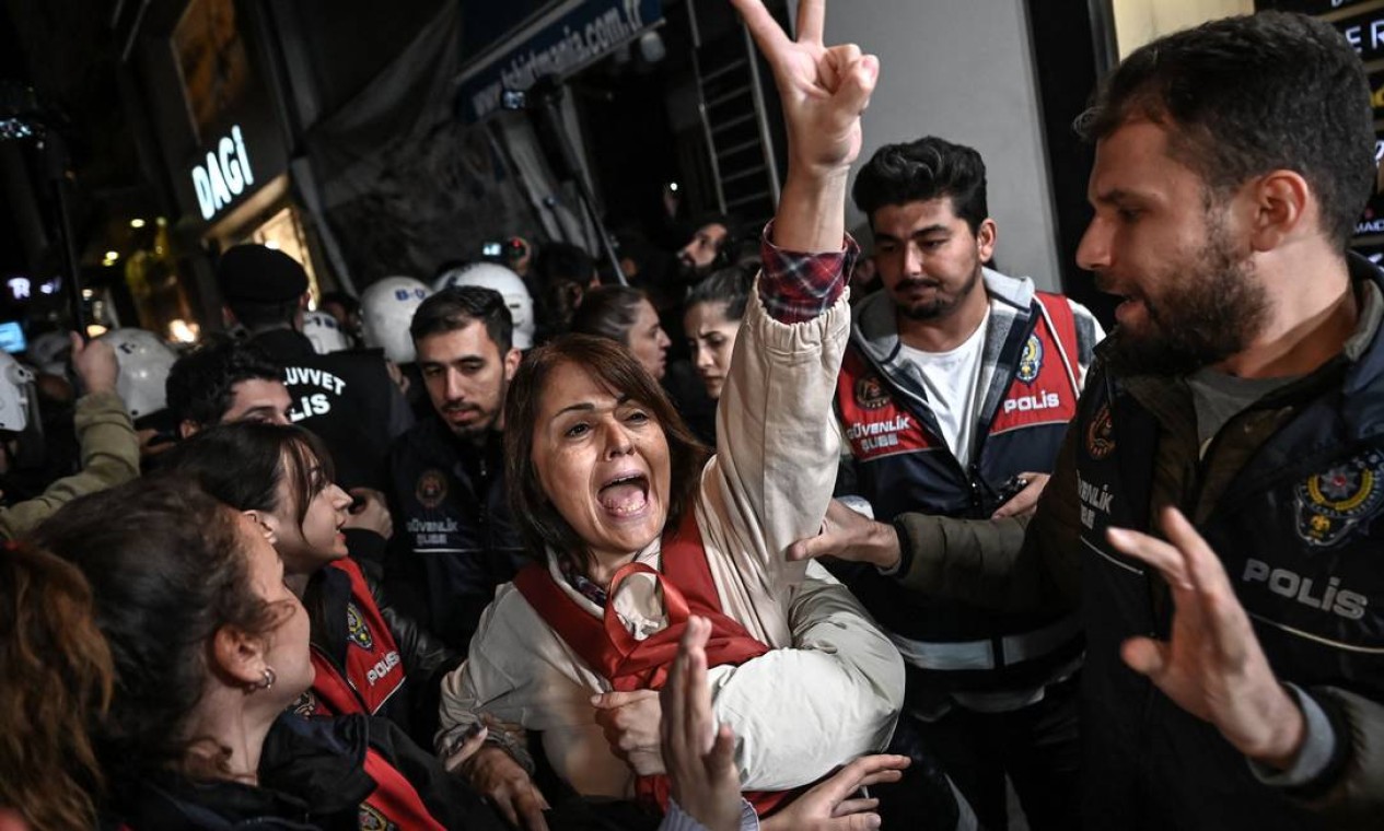 Manifestante é detida pela polícia turca turcos durante uma manifestação em Istambul, após a prisão do presidente do Sindicato dos Médicos da Turquia (TTB), Sebnem Korur Fincanci Foto: OZAN KOSE / AFP
