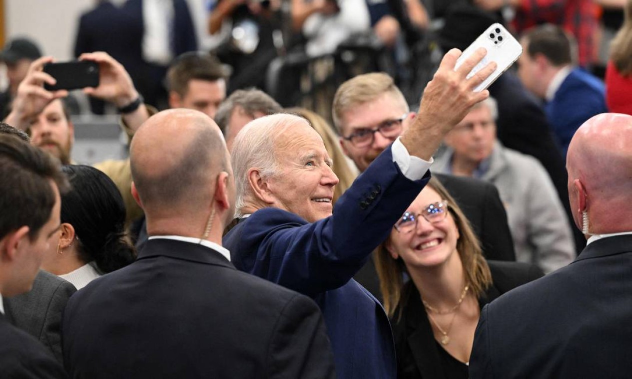 Presidente dos EUA, Joe Biden, tira fotos com os participantes de evento sobre o plano da Microns para investir na fabricação de chips, em Nova York Foto: MANDEL NGAN / AFP