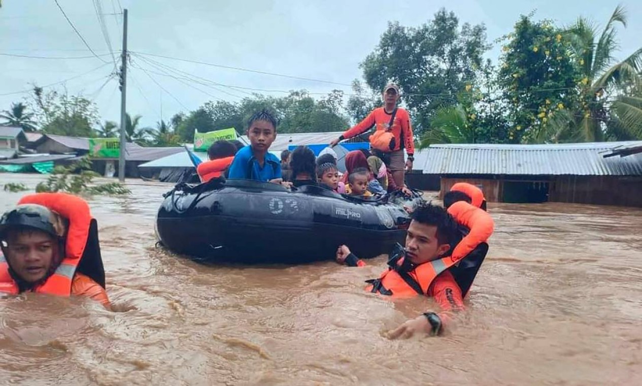 Equipes de resgate evacuam pessoas devido a fortes causadas pela tempestade tropical Nalgae em Parang, província de Maguindanao. Delizamentos já mataram mais de 10 pessoas Foto: HANDOUT / AFP