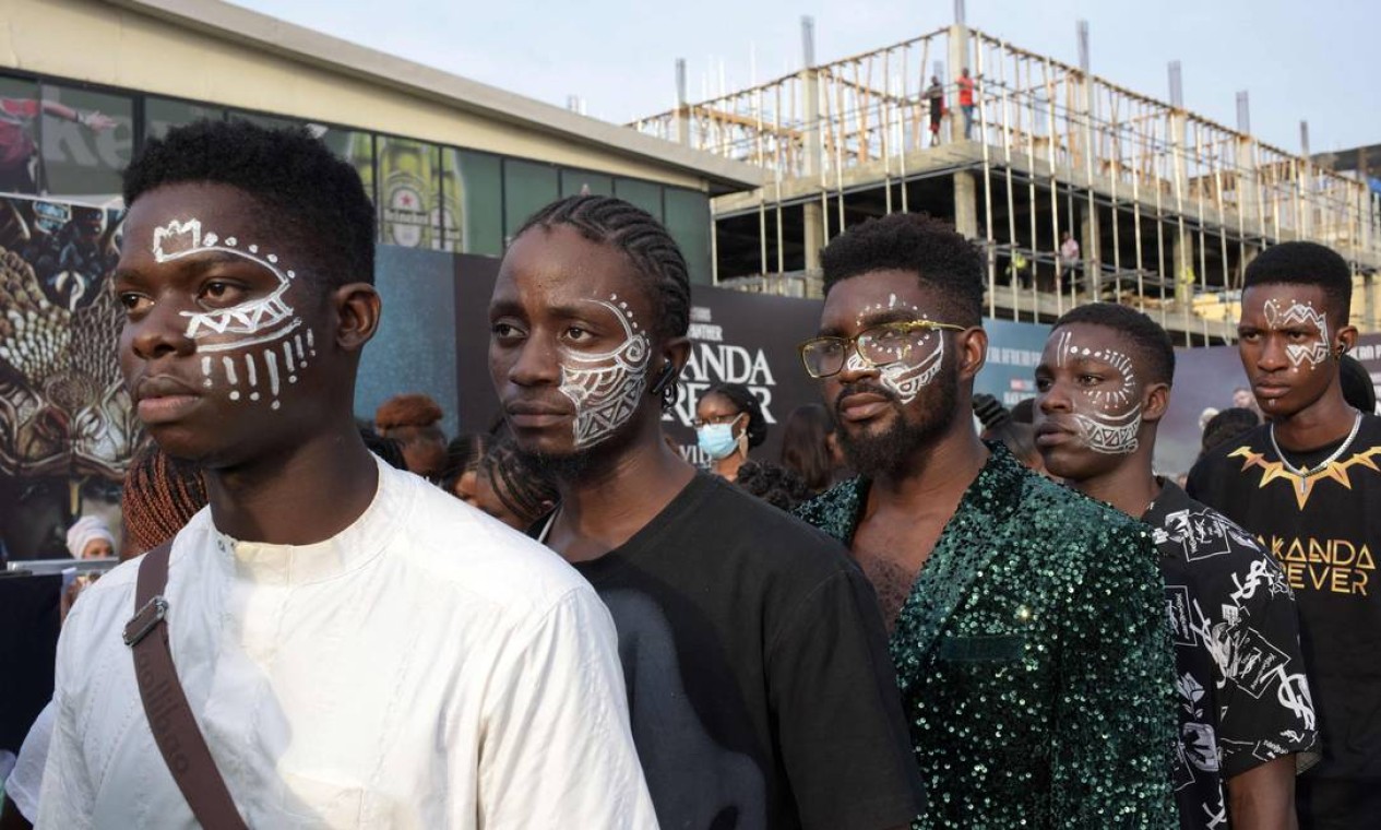 Fãs enfrentam fila para a estreia de "Pantera Negra: Wakanda Forever" em Lagos, na Nigéria Foto: PIUS UTOMI EKPEI / AFP