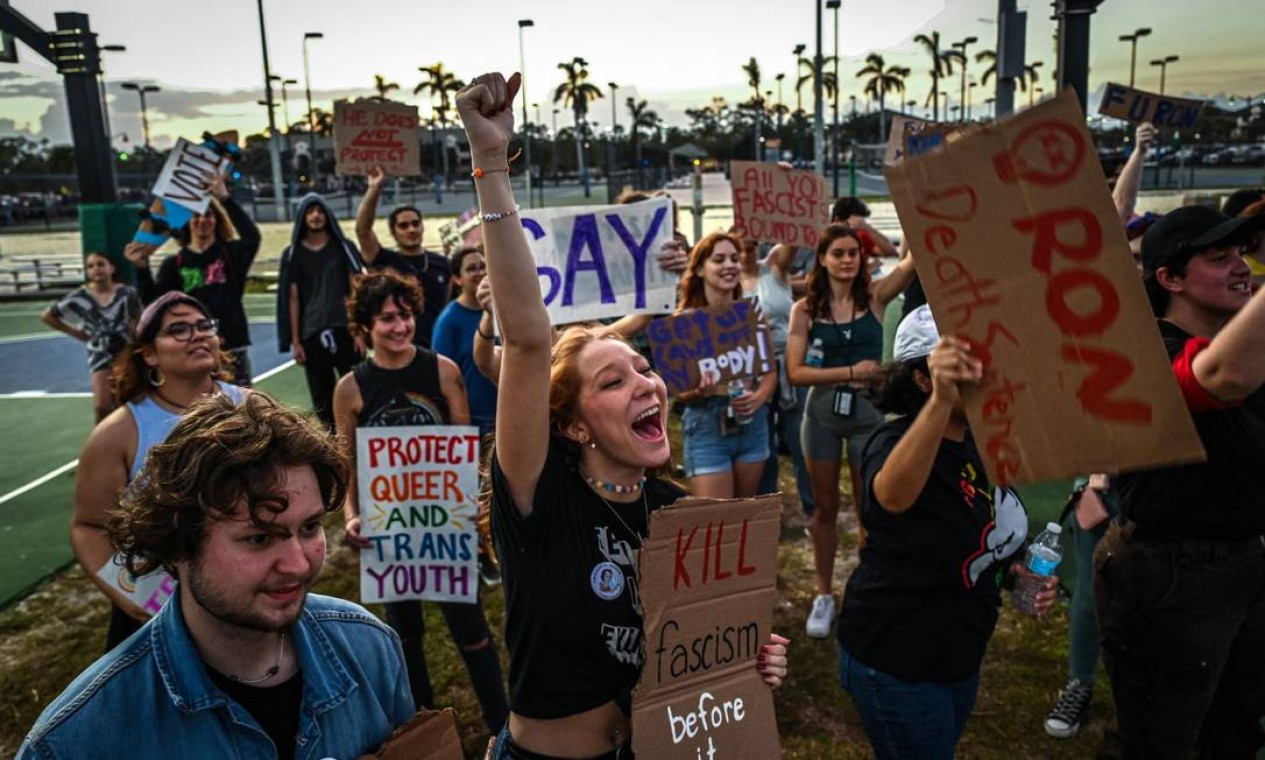 ativistas dos direitos LGBTQ protestam contra o governador da Flórida Ron Desantis , na Alico Arena, antes das eleições de meio de mandato Foto: GIORGIO VIERA / AFP