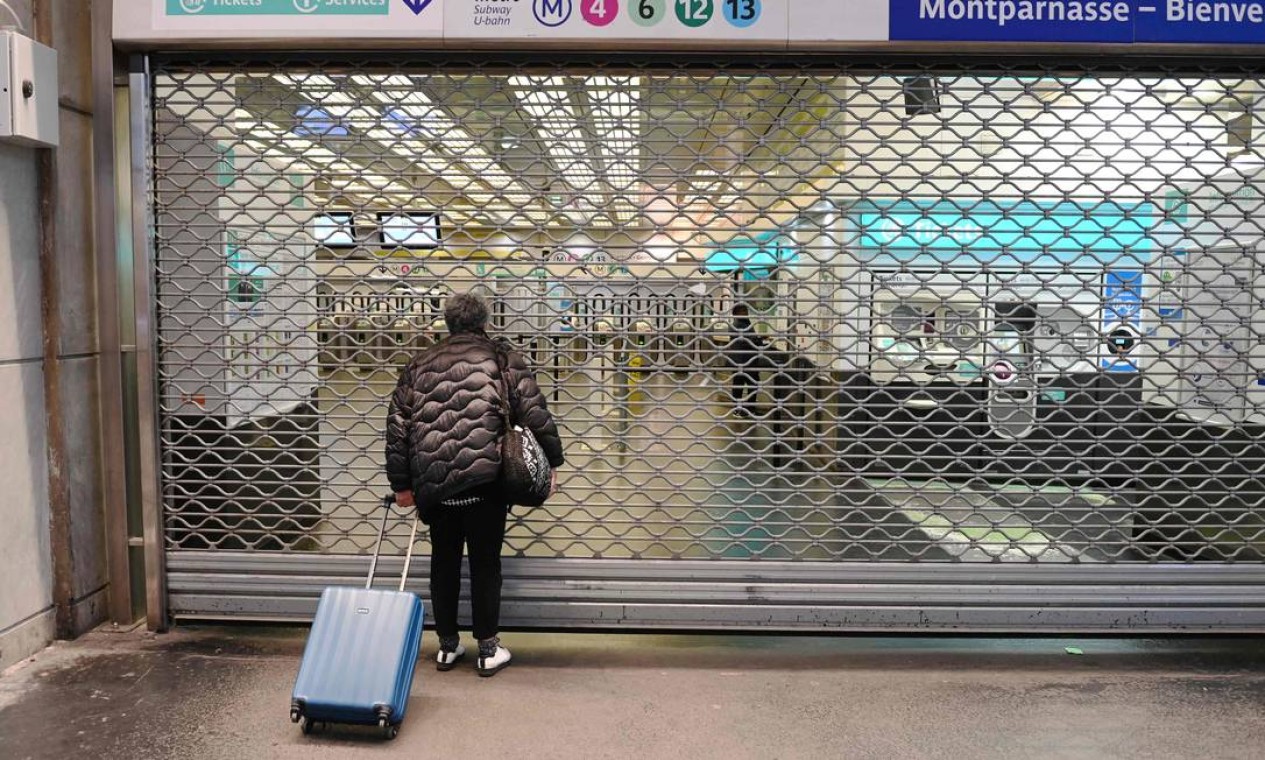Sete linhas do metrô de Paris serão completamente fechadas e outras sete abertas apenas na hora do rush devido a uma greve em Paris, França Foto: ALAIN JOCARD / AFP