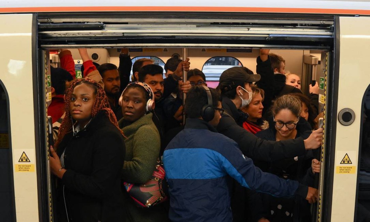 Passageiros embarcam em um trem lotado na estação de Stratford, em Londres, devido a movimentos de greve Foto: DANIEL LEAL / AFP