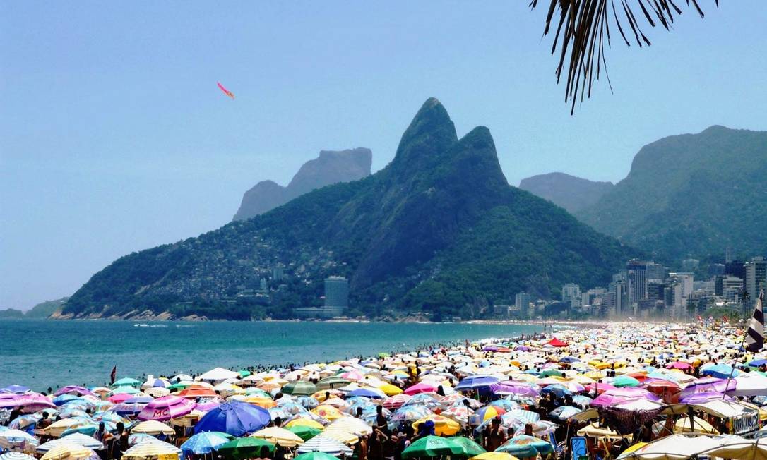 Para 62,8% dos ambulantes cariocas, o negócio na praia representa entre 50 e 100% da renda domiciliar. Foto: Juan Carlos fotografia / Getty Images/iStockphoto