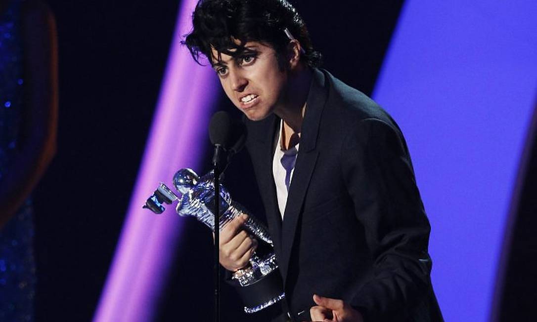Lady Gaga vestida como seu alter ego Joe Calderone com o troféus de melhor vídeo feminino por 'Born this way' - Foto: Reuters
