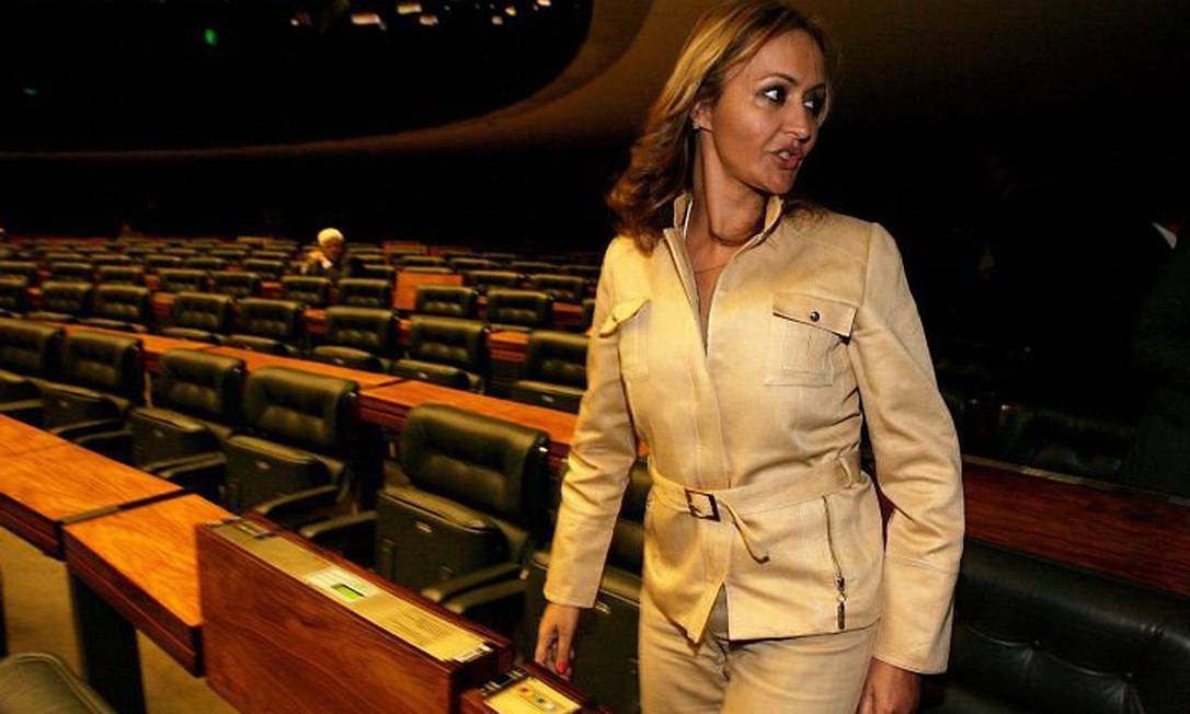 A deputada federal Jaqueline Roriz (PMN-DF) ao chegar para a sessão que vai decidir seu futuroi político em foto de Aílton de Freitas