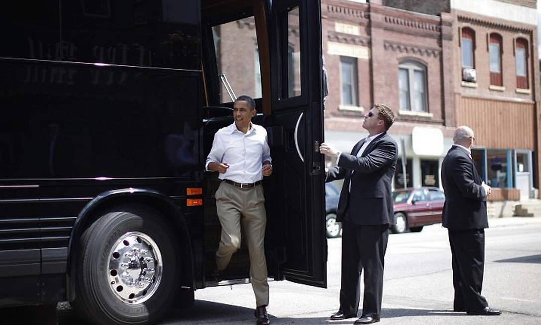 Obama estreia nibus de US 1 1 milh o em caravana nos EUA