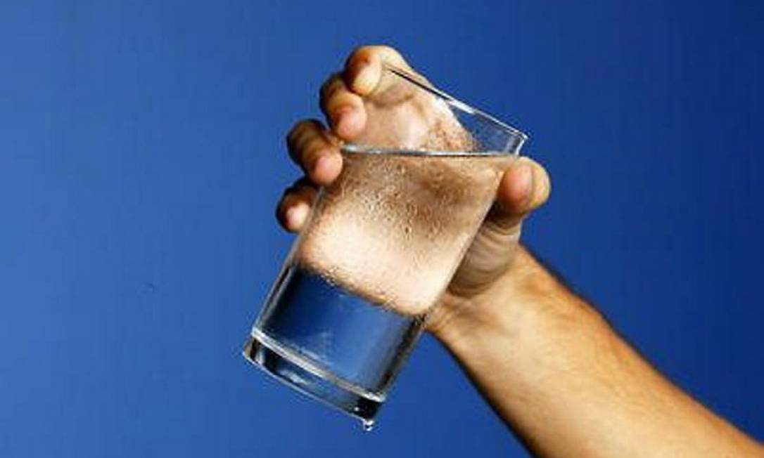Beba água em vez de bebidas doces com gás e reduza o risco de diabetes Foto: Pablo Jacob