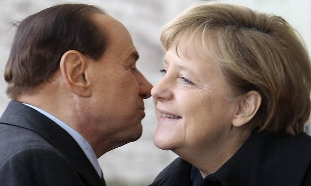 Berlusconi e Merkel em Berlim, em janeiro - Reuters