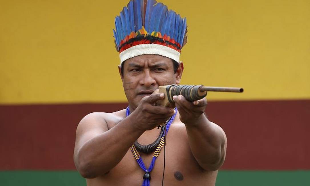 Cacique Reginaldo Tembé mostra arma apreendida com caçadores clandestinos dentro da reserva Foto: Michel Filho