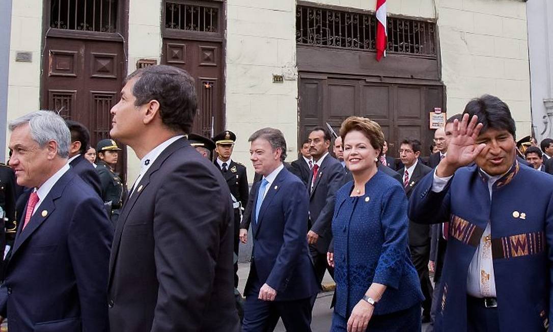 Presidenta Dilma Rousseff e os demais Chefes de Estados saindo do Museu da Inquisivßv£o para o Congresso Nacional para a revista as tropas. Foto: Ichiro GuerraPR.