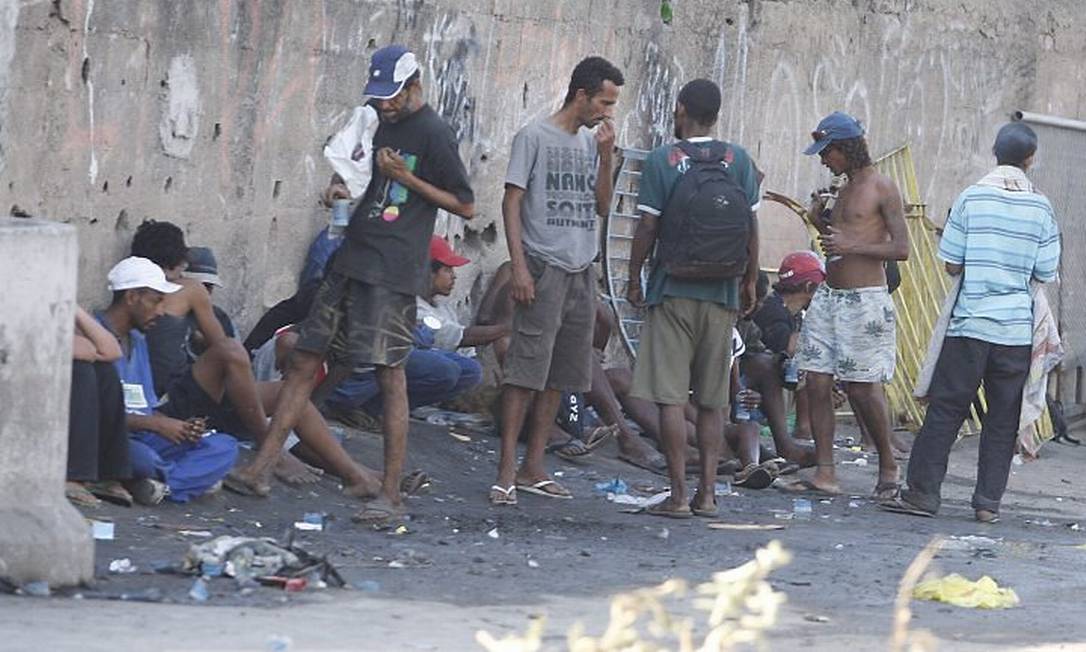 Usuários de crack em Manguinhos, no Rio - Foto: Domingos PeixotoO Globo