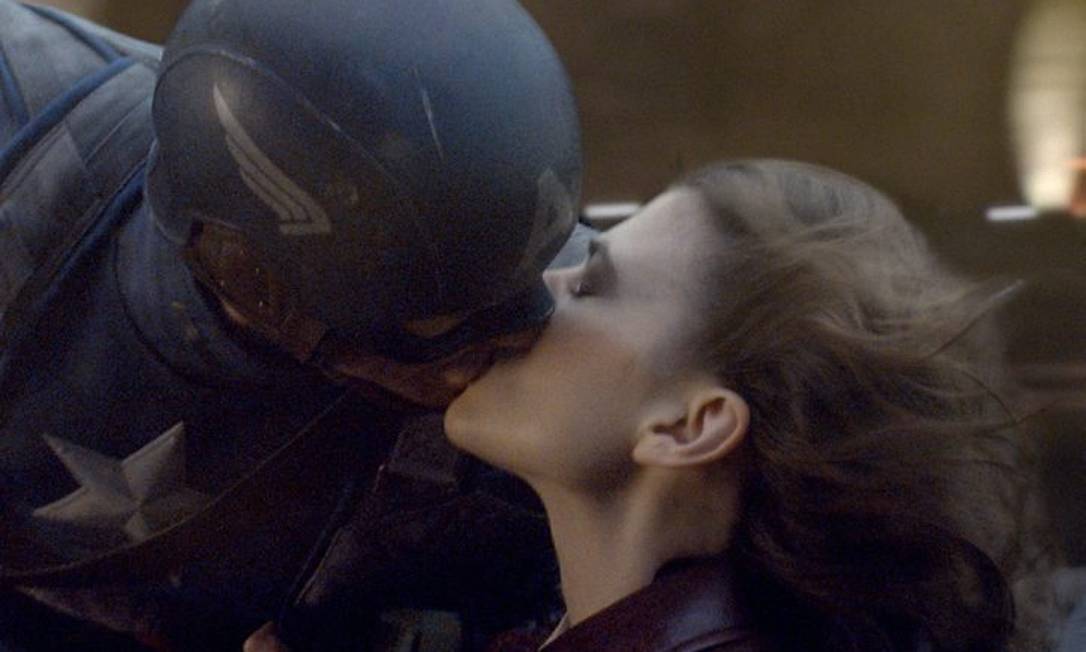 O beijo entre o herói e sua amada Peggy Carter, interpretada pela inglesa Hayley Atwell. Foto: divulgação