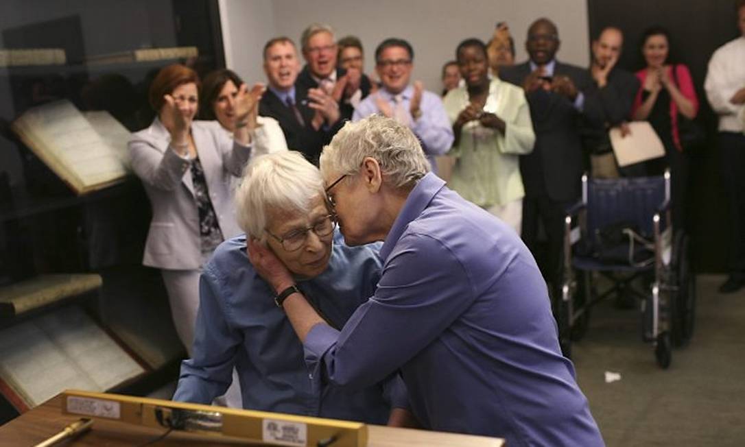 Phyllis Siegel, 76, à direita, beija a companheira Connie Kopelov, 84, depois dos votos em Manhattan - Foto: Reuters