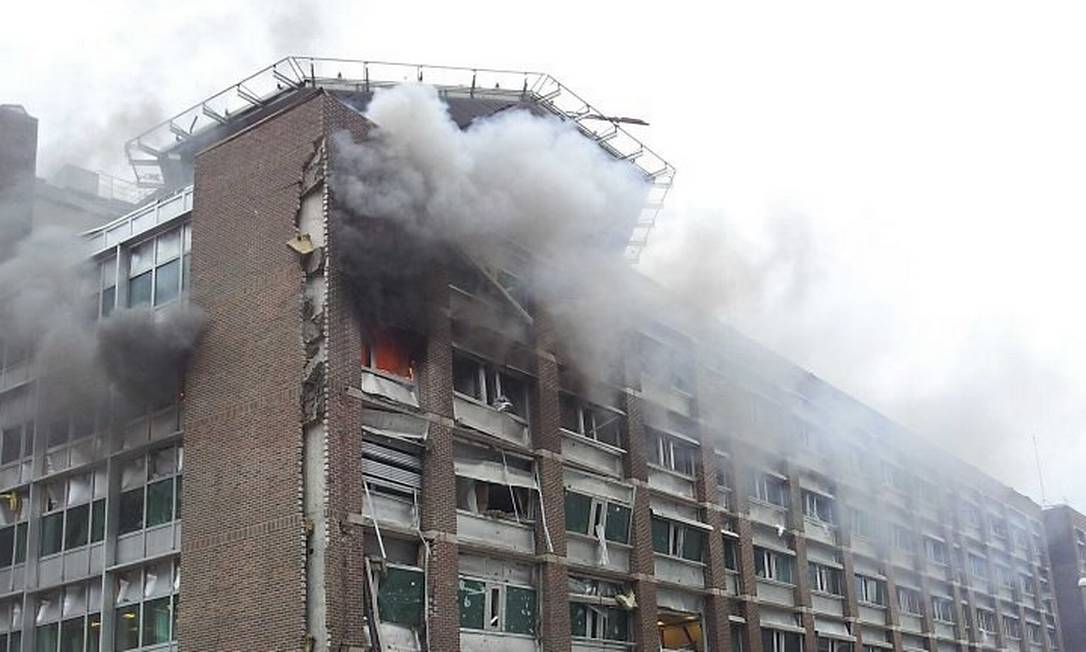 Prédio em chamas após explosão - Reuters