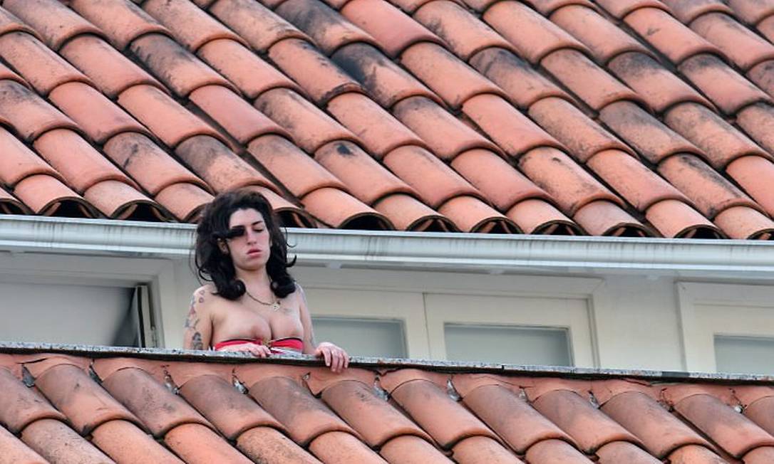 Durante visita ao Brasil, cantora apareceu com os peitos de fora na varanda do Hotel Santa Teresa Marcos Arcoverde