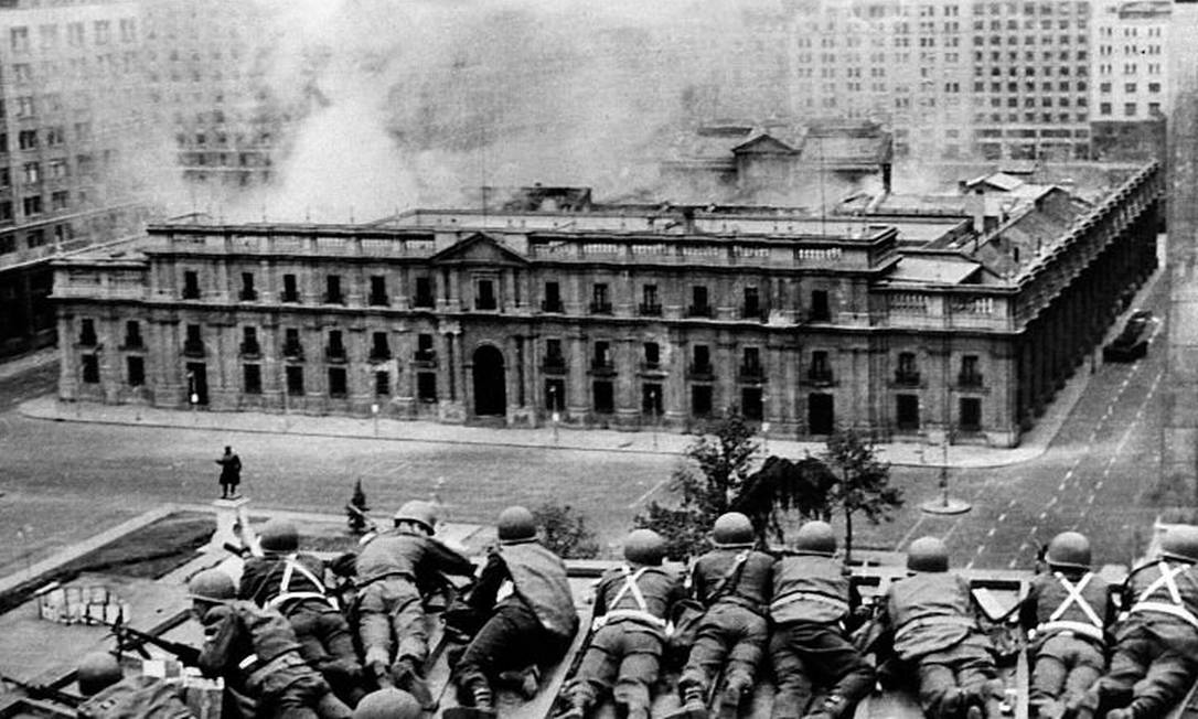 Imagem de arquivo mostra o cerco ao palácio de la Moneda no dia da morte de Salvador AllendeAFP