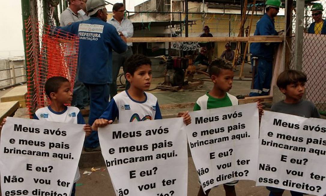 Protesto contra obra de teleférico no Morro da Providência. (Foto: Gustavo Stephan Agência Globo)