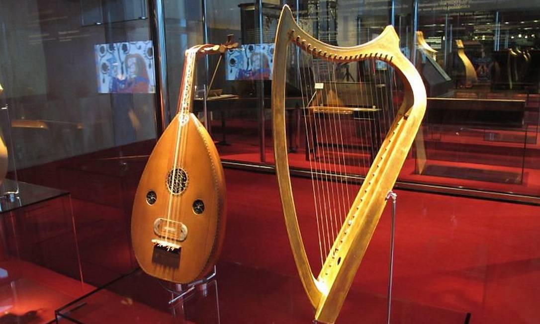 Um alaúde e uma harpa estão entre os instrumentos expostos no Museu de la Música, em Barcelona Foto: Eduardo Maia / O Globo