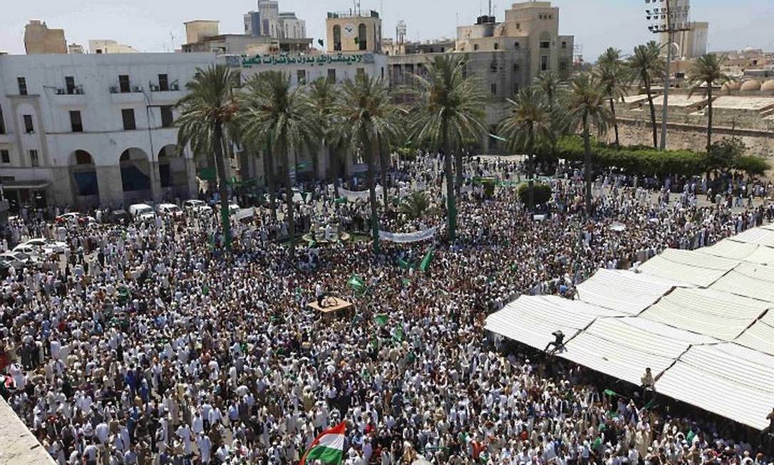 Milhares de simpatizantes de Muamar Kadafi se reúnem na Praça Verde em Trípoli - Reuters