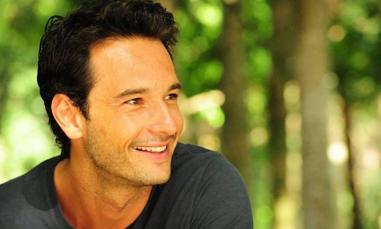 Rodrigo Santoro interpretará marido de Jennifer Lopez no filme 'What to expect when you're