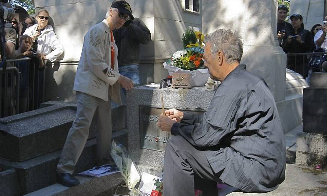 Ray Manzarek e Robby Krieger visitam túmulo de Jim Morrison nos 40 anos da  morte do cantor do The Doors - Jornal O Globo