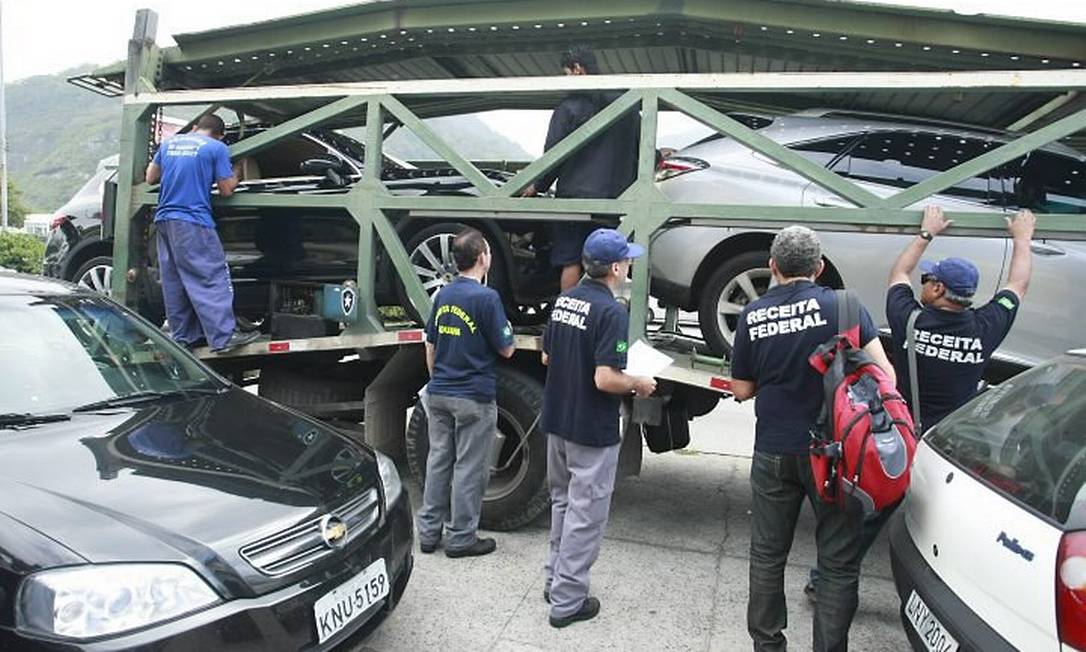Agentes apreendem veículos importados em agência de automóveis da Barra Foto: Fabiano Rocha Extra