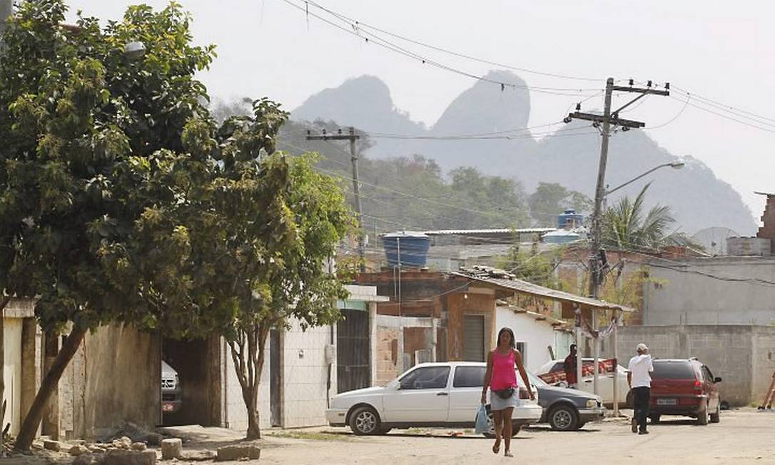 Movimentação de moradores da Vila Autódromo (Foto: Márcia Foletto Agência O Globo)