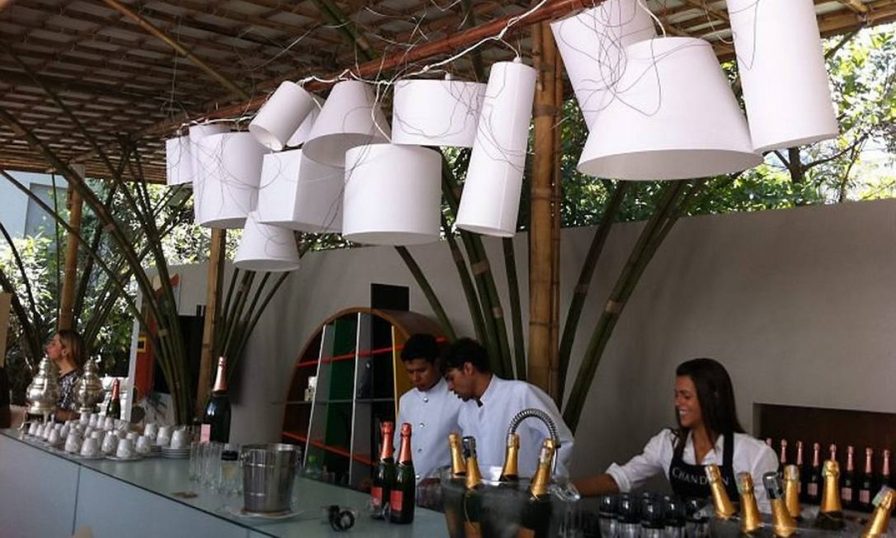 Luminárias chamam a atenção no público durante brunch da 21ª edição do