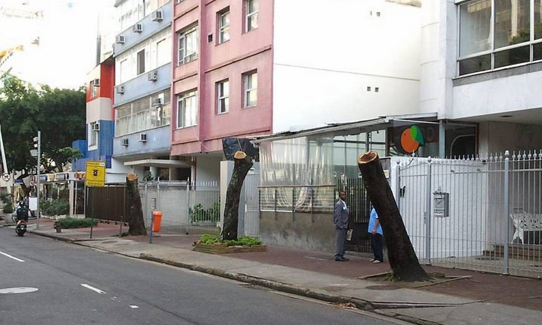 Poda deixa apenas troncos de árvores na Rua Barão da Torre, em Ipanema
