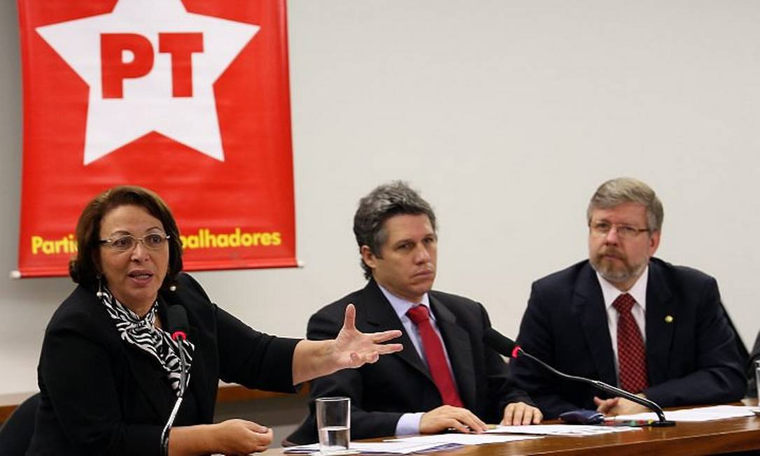 Ideli Salvatti em reunião com a bancada do PT na Câmara - Foto de Gustavo Miranda