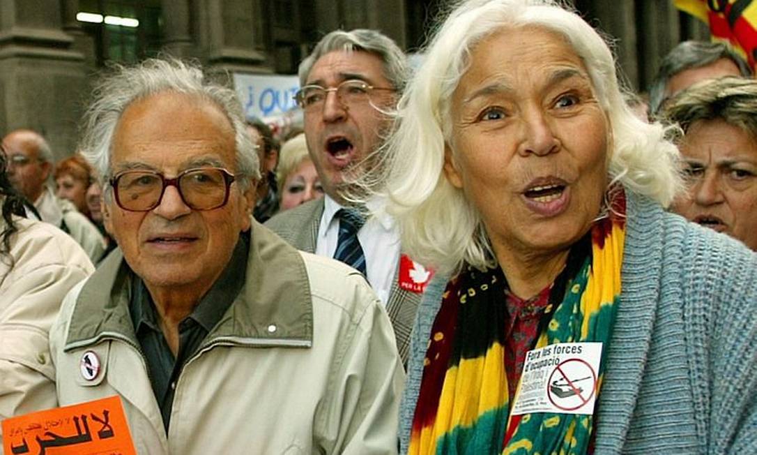 Nawal el-Saadawi e o marido, Sherif Hetata, num protesto em Barcelona contra a invasão do Iraque: ativista vê processo longo pela democracia árabe (Foto: Reuters)