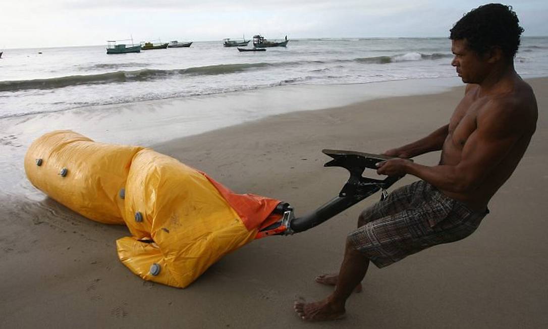 Uma peça que seria do helicóptero que caiu no mar na Bahia foi encontrada pelo pescador Jorge