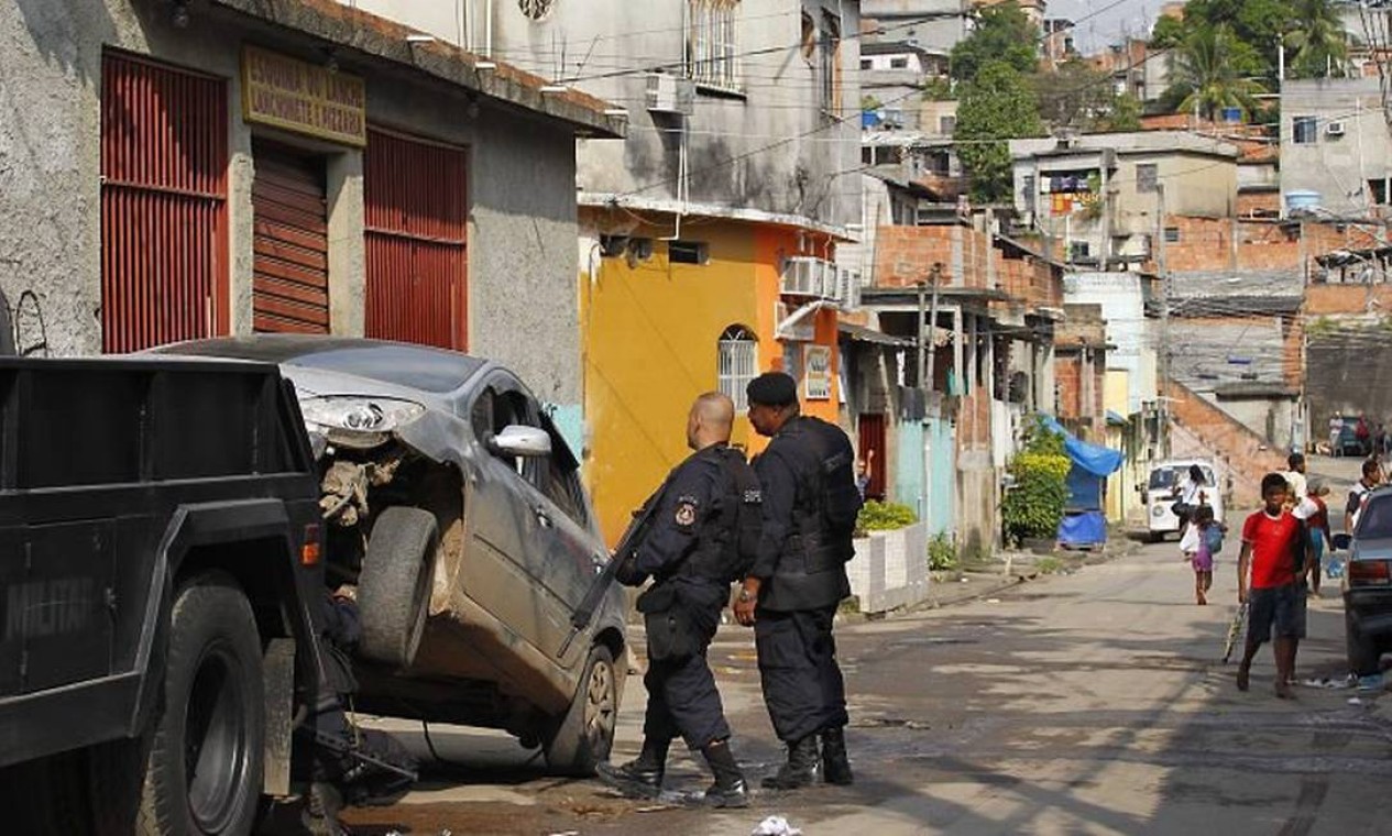 Polícia continua operação no Morro da Pedreira, em Costa Barros - Jornal O Globo