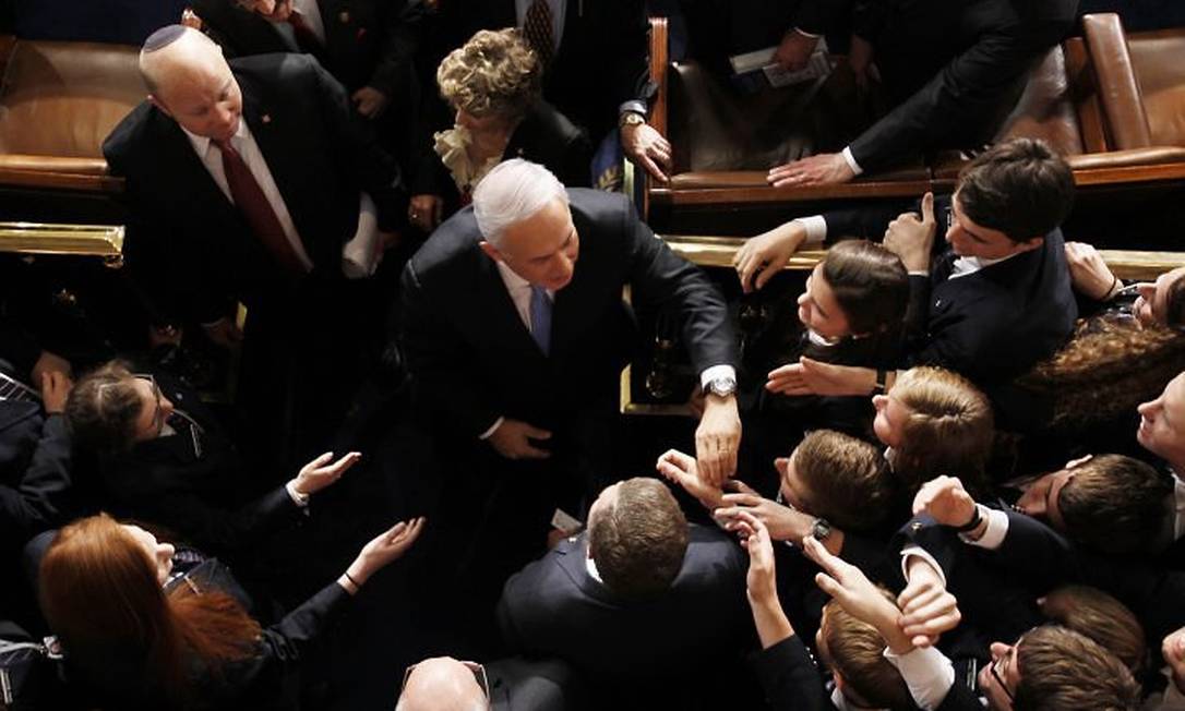 Netanyahu cumprimenta congressistas AP