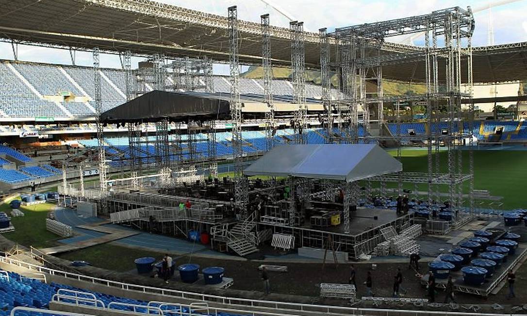 Montagem do palco para o show do cantor Paul McCartney - Foto: Cezar Loureiro - O Globo