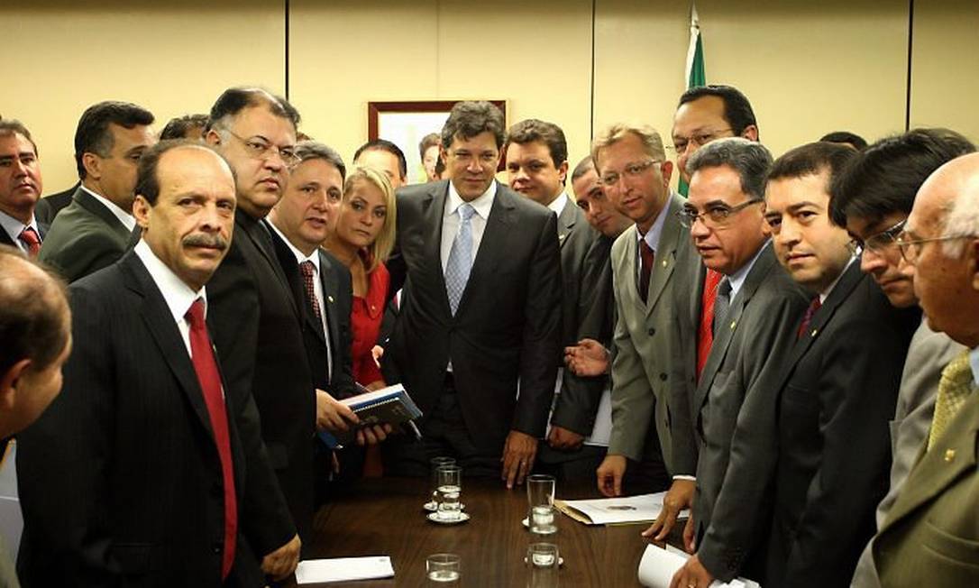 O ministro da Educação, Fernando Haddad, em reunião com deputados federais da bancada evangélica. Foto: Ailton de Freitas