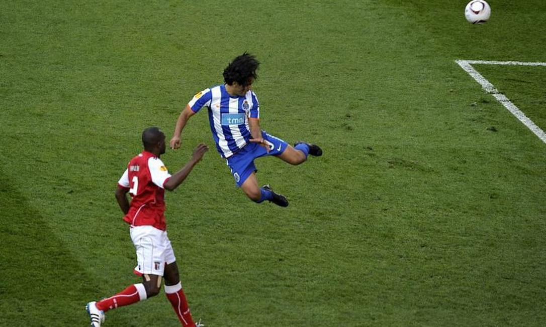 Com estilo, Falcao Garcia marca de cabeça o gol do título do Porto - Foto: Reuters