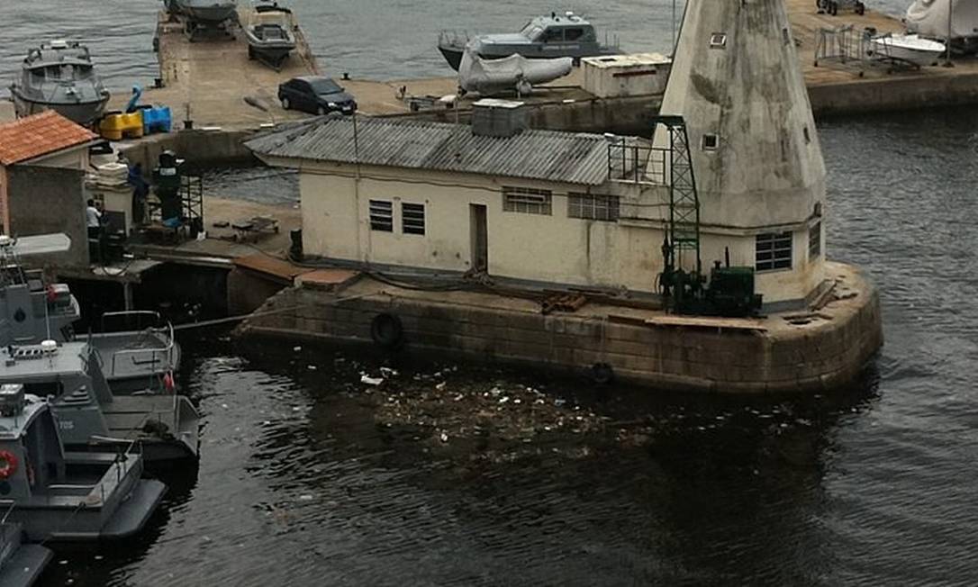 Eu-repórter: lixo se acumula em cais da Marinha, na Praça XV, Centro do Rio Foto da leitora Andrea Ventura